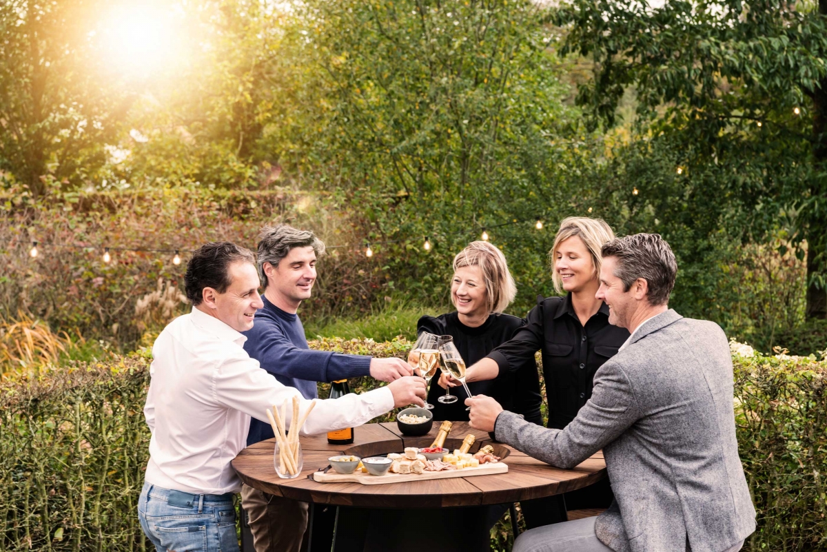 Mensen rond een Huo barbecue