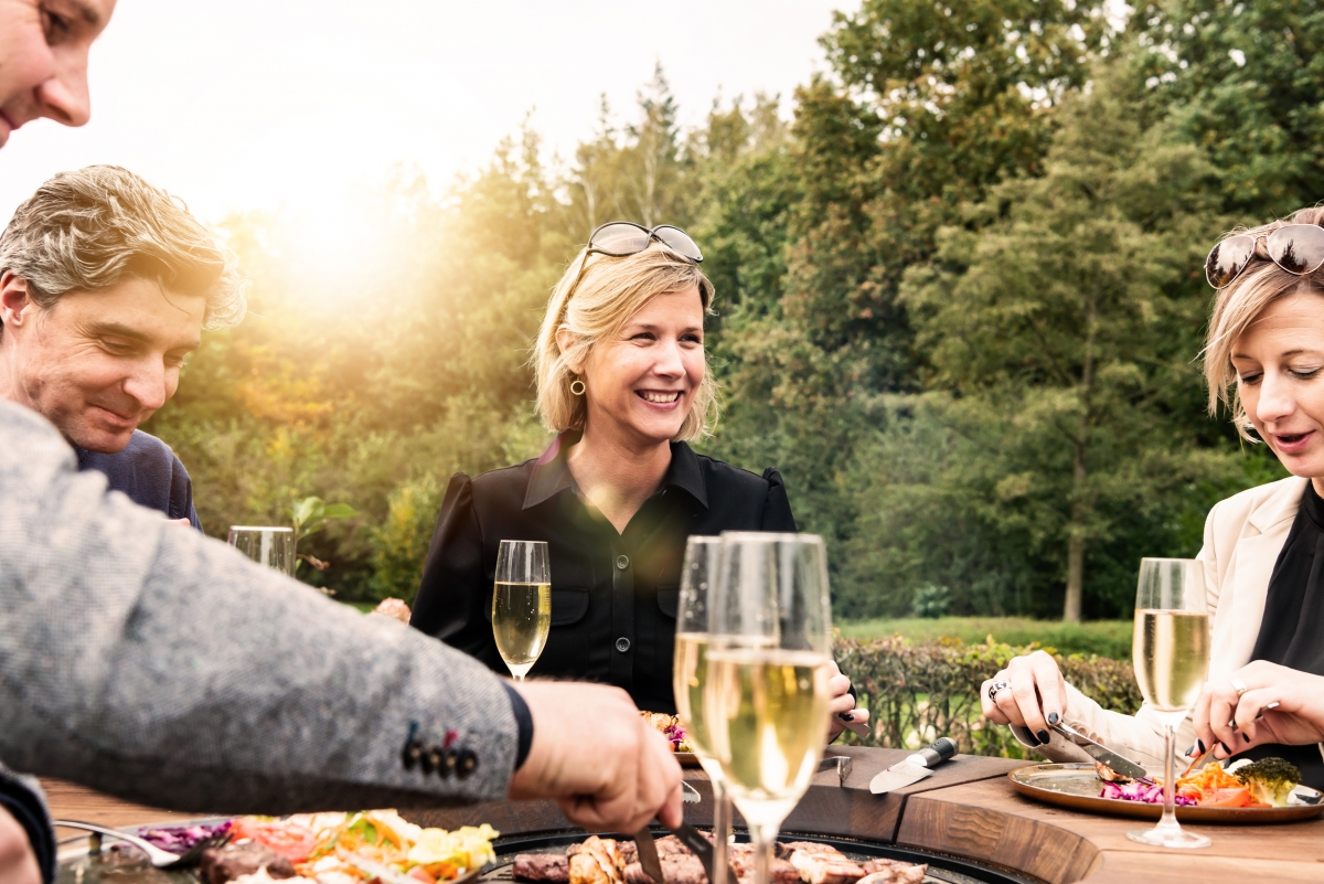 Mensen rond een Huo barbecue