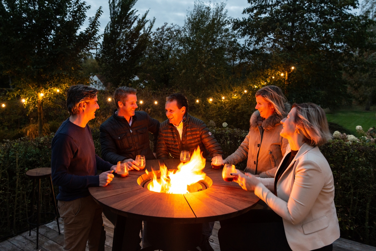 mensen rond een huø® foodsharing furniture